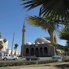مسجد قديم نموذج للبناء بالحجر بالمدينة